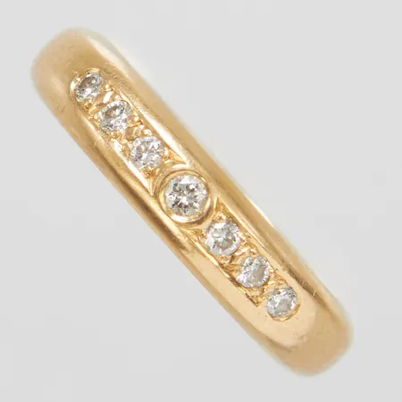 Ring, diamanter 7 x ca 0,02-0,03ct, stl 17, bredd 4,5mm, 18K Vikt: 6 g