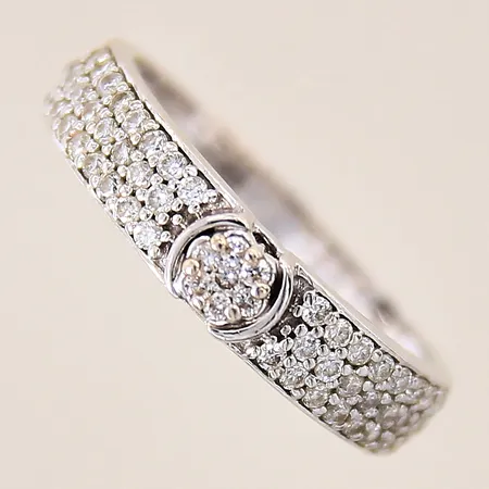 Ring med diamanter ca 54 x 0,01ct samt 1 x ca 0,02ct, stl 18, bredd 3-4,5mm, vitguld, gravyr, 18K  Vikt: 3,8 g