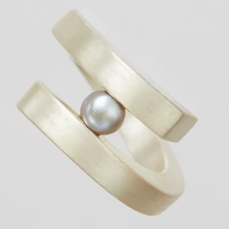 Ring, odlad pärla, stl 16½, bredd 4-12,5mm, Exign, 925/1000 silver Vikt: 11,4 g