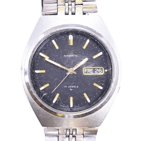 Herrur Seiko, Ø38mm, automat, dag/datum, ref 7009-8140, serienummer 754215, stållänk ca 17cm, repig boett och länk, repigt glas, inga tillbehör Vikt: 0 g