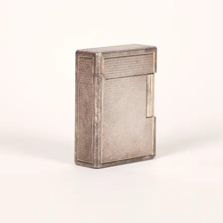 Tändare Dupont, stål, numrerad 1J6DL57, Frankrike, höjd ca 4,5cm, certifikat Brobergs Tobakshandel, Sturegallerian 19/6-02, med etui, bruksslitage, repor, nagg, något stötmärke, ej funktionstestad.