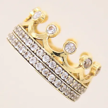 Ring med vita stenar, stl 15¾, bredd 5,3-9,1mm, 18K Vikt: 4,7 g
