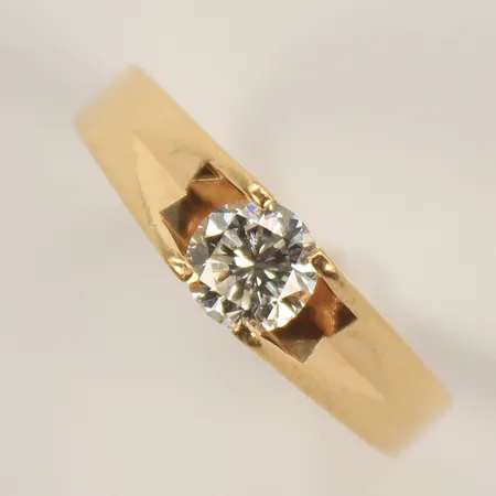 Ring med diamant ca 0,60ct P1 Cr, skada på rondist. stl 19½ bredd 3-5,5mm 14K 3,6g totalt