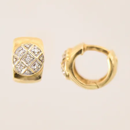 Ett par örhängen med 8/8-slipade diamanter 10 x ca 0,005ct, 9x6mm, 18K Vikt: 3,4 g