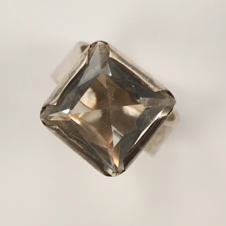 Ring med bergskristall stämplad: Bengt Hallberg Köping 1968. stl 18 bredd 9-15  höjd 11mm, silver 830/1000-delar  9,2g 
