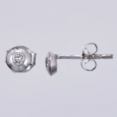 Ett par örhängen vitguld med diamanter ca 2x0,04ct, Ø ca 5mm, ett stopp ej i guld, 18K Vikt: 0,9 g