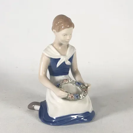 Figurin, flicka med blomkrans, höjd 14cm, Bing & Gröndahl 2345 Vikt: 0 g Skickas med paket.