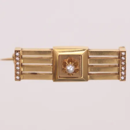 Brosch, längd 12mm, bredd 37mm, odlade saltvattenpärlor, något skev nål, 18K  Vikt: 6,2 g