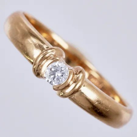 Ring med diamant ca 1x0,10ct TW/IF enligt gravyr, stl: ca 17, bredd: ca 3-4mm, JSS, Sandin & Söner Guld & Silver AB, Göteborg, år 1998, 18K  Vikt: 2,7 g