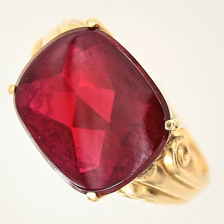Ring med syntetisk rubin, stl 17½, bredd 3-12mm, något skev skena, sten sitter löst, 18K  Vikt: 4,6 g