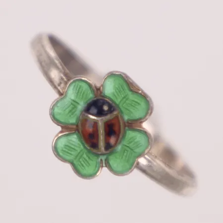 Ring med emalj, fyrklöver med nyckelpiga, bredd 7,6mm, stl 17¾, importstämplat 835/1000 silver Vikt: 0,7 g