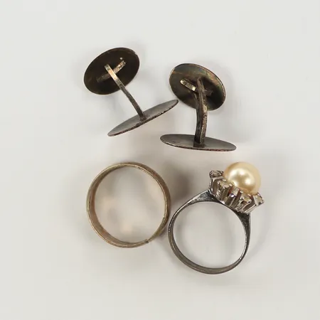 Ring med stenar & pärla, Ring, 1 par manschettknappar, defekt klippt monogram, silver 12,6g totalt.
