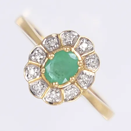 Ring med små diamanter 10x ca 0,005ct samt grön sten troligen smaragd, stl 17¾, bredd 2-11mm, 18K Vikt: 2,6 g