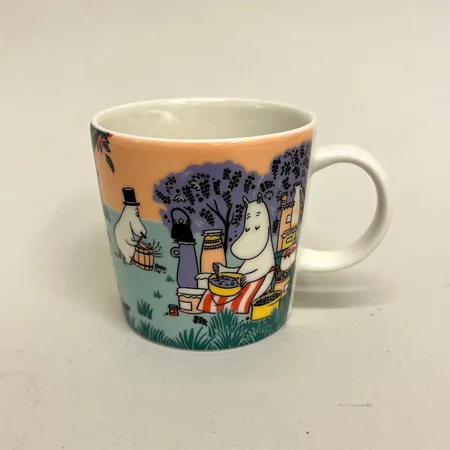 Muminmugg, Bärsäsong år 2024, Ø8cm, höjd 8cm, Arabia, porslin, etikettmärkt, nyskick Skickas med paket.