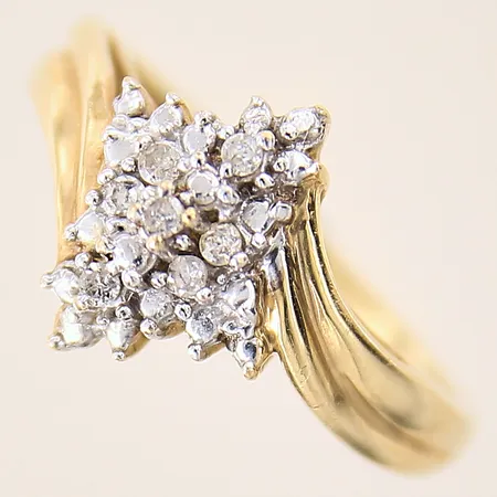 Ring med diamanter 9 x ca 0,01ct, stl 17½, bredd 2-12mm, 10K  Vikt: 2,4 g