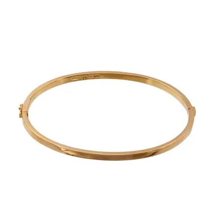 Armring, 18K guld, slät modell, oval form, öppningsbar, Sävsjö Guldsmeds AB (W&A), svensk kontrollstämpel, inre omkrets 17,7 cm, bredd 2,8 mm Vikt: 15,6 g