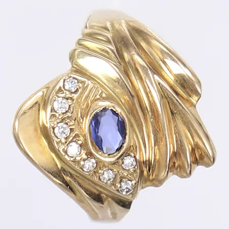 Ring med blå och vita stenar, stl ca 24¼, bredd 3-23mm, något ojämn skena, 14K Bruttovikt: 5,6g Vikt: 5,6 g