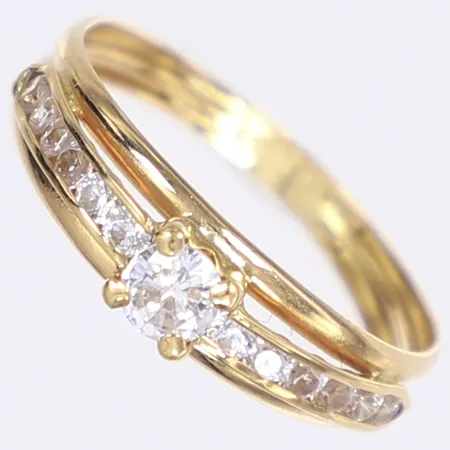 Ring med vita stenar, stl 18½, bredd 2-5mm, 18K Vikt: 1,4 g