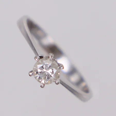 Ring med briljantslipad diamant 0,34ct, TW/G)/IF, enligt certifikat Stjärnringen, modell Galaxia, Fritz Olsson, Luleå, år 1981, stl 16¾, vitguld 18K Vikt: 2 g