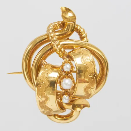 Brosch, 49,5x36,6mm, odlade halvpärlor, Gustaf Möllenborg, Stockholm, 1862, mindre buckla 18K Vikt: 12,1 g