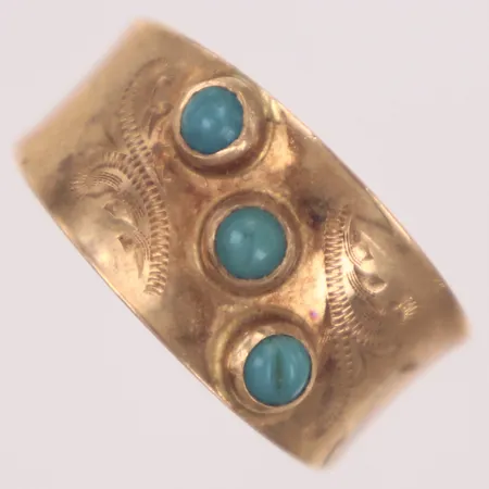 Ring, stl17½, bredd 4-10mm, turkosa stenar, skev i skena, 18K   Vikt: 2,7 g