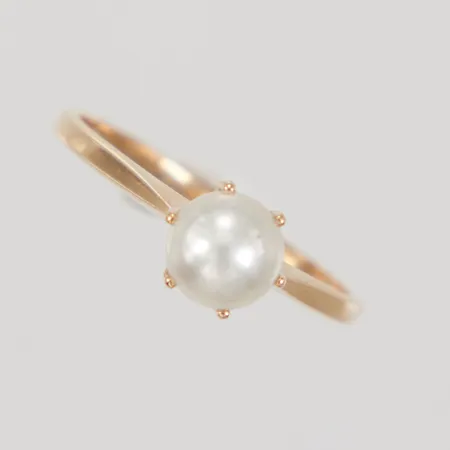 Ring med odlad pärla, stl 18, bredd 1,3-1,5mm, pärlans Ø6,3mm, 18K,  Vikt: 2,2 g