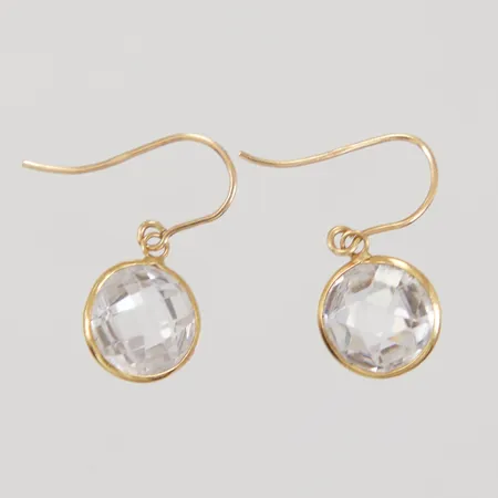 Ett par örhängen, vit fasetterad sten, längd ca 23,6mm, Ø11mm, slitage, nagg, GHA, 18K,  Vikt: 3,3 g