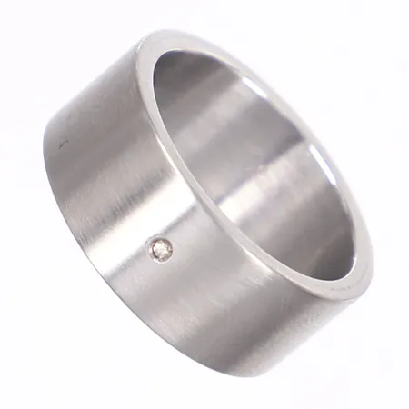Ring med dia, ca tot 0,005ct, stl 18¼, bredd 9mm, rostfritt stål,  Vikt: 0 g