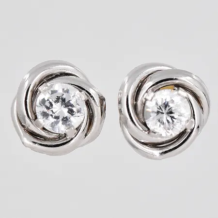Ett par örhängen, vitguld, Ø 8,3mm, vit sten, en stopp silver, 18K Vikt: 1,2 g