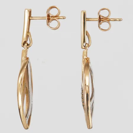 Ett par örhängen med diamanter ca 5x0,005ct vardera, längd ca 34mm, bredd ca 2-9mm, 18K Vikt: 4,2 g
