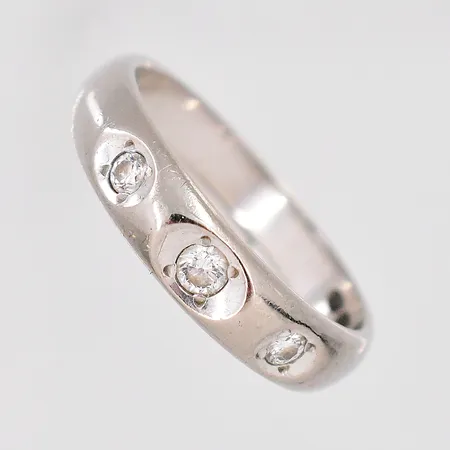 Ring vitguld, diamanter ca 1x0,05ct, 2x0,03ct, stl 17½, bredd 4,5mm, Laatukoru, etui medföljer, 14K Vikt: 4,2 g