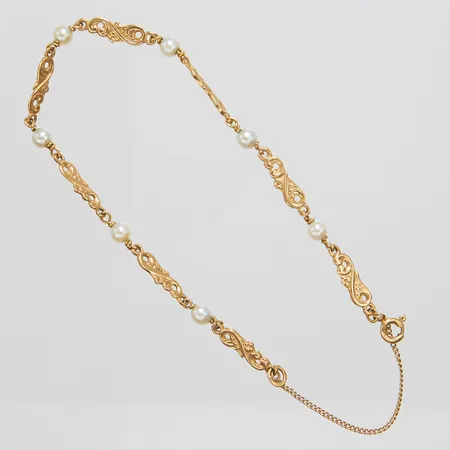 Armband, längd: ca.19,5cm, bredd: ca.4mm, odlade saltvattenpärlor, svenska stämplar, 18K Vikt: 6,2 g