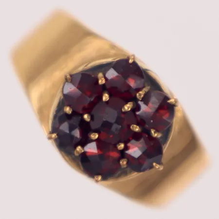 Ring, stl 16, bredd 3-9mm, röda stenar, skev i skena, 18K Vikt: 3,9 g