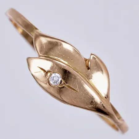 Ring med diamant ca 1x0,01ct, stl: ca 17¾, bredd: ca 1-7mm, år 1997, 18K  Vikt: 1,3 g