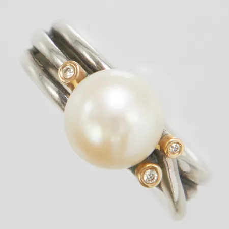 Ring Pandora, odlad pärla samt diamanter 3 x ca 0,005-0,01ct, stl 17¾, bredd 4-9mm, diamanter infattade i 14K, etui, 925/1000 silver, bruttovikt: 7,7g.