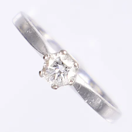 Ring med diamant 1x0,30ct enl. gravyr, stl 17, bredd 2-5mm, tillv. Schalins, vitguld 18K Vikt: 2,5 g