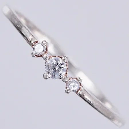 Ring med vita stenar, stl: 17, bredd ca 1-3mm, 925/1000, silver Vikt: 0,9 g