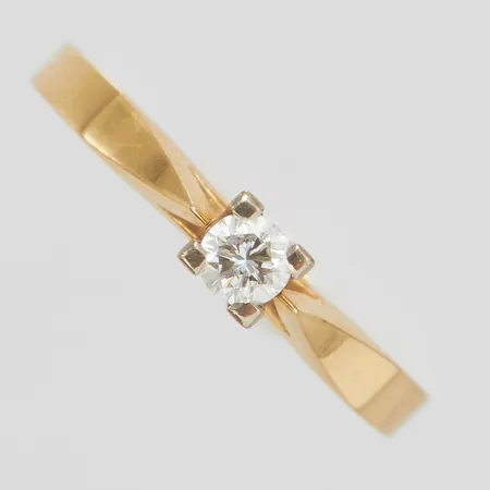 Enstensring med diamant 0,14ct enligt gravyr, modell: Spectra, Ø16½, bredd: 1,9-3,5mm, ograverad, G. Dahlgren & Co, Malmö, 1983, 18K Vikt: 2,7 g