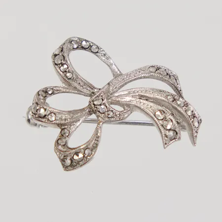 Brosch med markasiter, längd 22,1mm, bredd 27,4mm, 925/1000 silver Vikt: 3,8 g