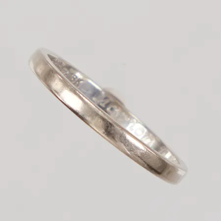 Ring, slät vitguld, stl 21, bredd 2,5mm, gravyr, BÖS 18K  Vikt: 3,6 g