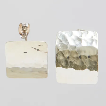 Ett par örhängen, hamrad dekor, längd ca 20mm, bredd 16mm, 925/1000 silver Vikt: 6 g