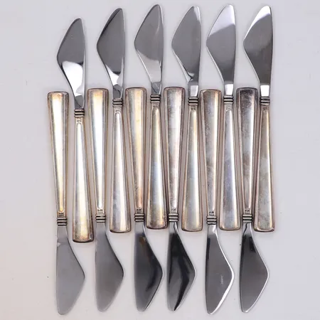 12 Knivar, längd 13,5cm, blad i rostfritt stål, gravyr, silver 830/1000 Vikt: 284,6 g