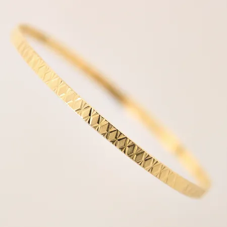 Armring med mönstrad dekor, Ø7cm, bredd 3,7mm, skev, 18K Vikt: 9,7 g