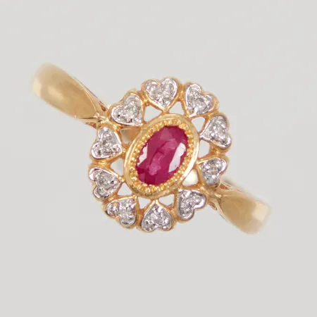 Ring, stl 19, bredd 1,7-12,3mm, diamanter ca 10x0,01ct, troligen syntetisk rubin, GHA, 18K,  Vikt: 3,6 g