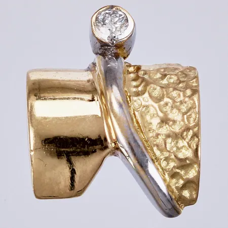 Hänge med diamant ca 1x0,03ct, längd: ca 1,3cm, bredd: ca 10mm, detalj i vitguld, 18K  Vikt: 1,5 g