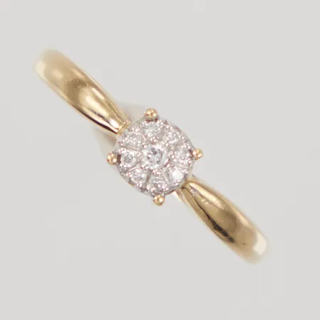 Ring, stl 16½, bredd 1,7-4,7mm, briljantslipade diamanter 1x0,02ct, 8x0,005ct, GHA, 18K,  Vikt: 2,4 g