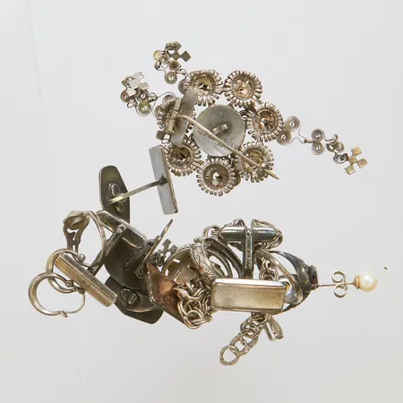 Diverse silver, defekta, saknar stenar, gravyrer, 830-925/1000 silver, bruttovikt: 56,6g Vikt: 0 g