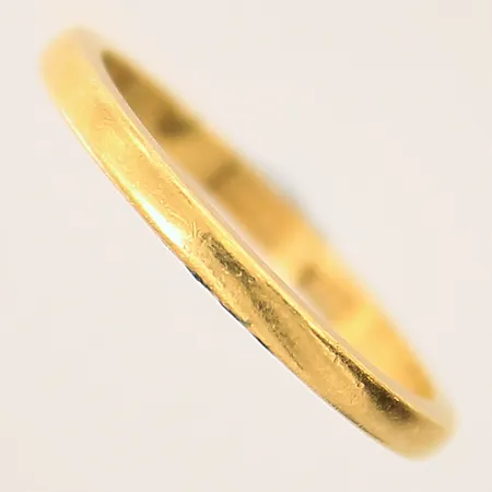 Ring, slät, stl 15¾, bredd 1,8mm, gravyr, 23K Vikt: 2,2 g