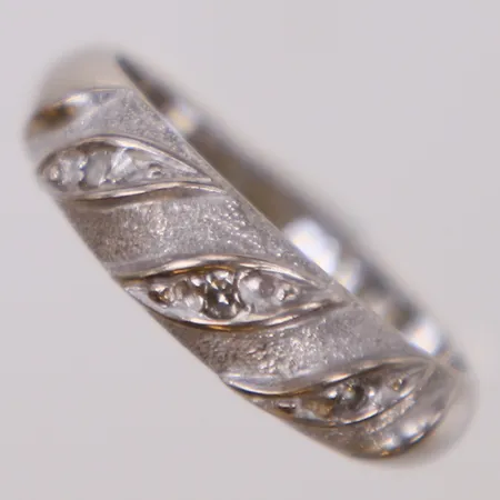 Ring med åttkantslipade diamanter ca 0,06ctv, stl 19¾, gravyr, vitguld, 18K Vikt: 5,5 g