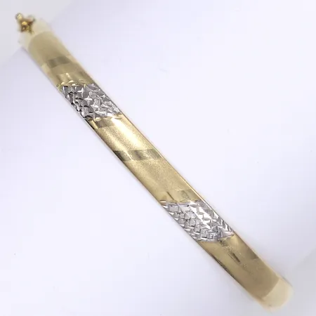 Armring, 64x54mm, bredd 6mm, bucklig, glapp i lås, 14K Vikt: 3,2 g